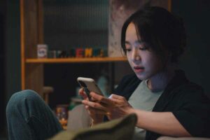 Sinopsis Target atau Don’t Buy the Seller (2023), Saat Protes Setelah Belanja Online Berbuah Ancaman Hae Sun Shin dalam salah satu adegan dalam film Don't Buy the Seller (2023)