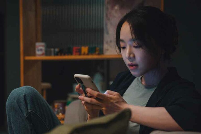 Hae Sun Shin dalam salah satu adegan dalam film Don't Buy the Seller (2023)