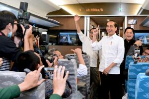 Presiden Jokowi saat uji coba Kereta Cepat Jakarta-Bandung (KCJB) dari Stasiun Halim menuju Stasiun Padalarang (foto: Dok BPMI Setpres)