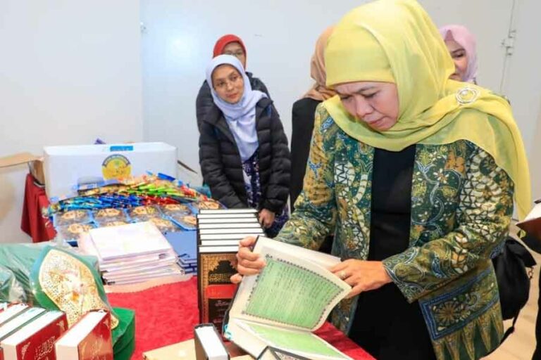 Menurut Khofifah, tradisi gemar membaca bisa dimulai dengan membiasakan diri ke perpustakaan. Karena sejatinya banyak sumber bacaan berkualitas yang tersedia di perpustakaan.