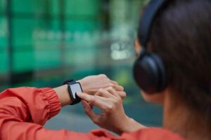 Survei Jakpat: Wearable Gadget bukan Pilihan, Tapi Sudah jadi Keharusan Ilustrasi pengguna smartwatch (foto: istimewa)