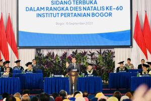 Presiden Jokowi berpidato di Gedung Grha Widya Wisuda, Kampus IPB Dramaga, Kabupaten Bogor, Provinsi Jawa Barat