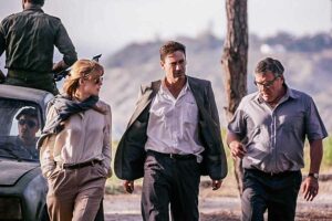 Sinopsis Beirut (2018): Film dengan Latar Belakang Kisah Nyata Perang Saudara di Lebanon Rosamund Pike, Jon Hamm, dan Dean Norris dalam film Beirut (2018)