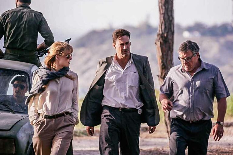 Rosamund Pike, Jon Hamm, dan Dean Norris dalam film Beirut (2018)