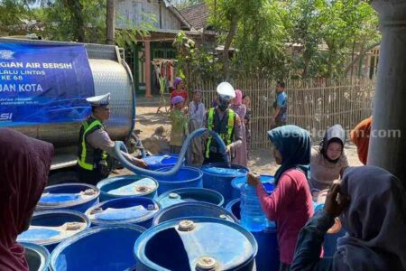 Antisipasi kebutuhan air bersih, anggota Satlantas Polres Pasuruan Kota menyalurkan air bersih untuk warga di Kecamatan Lekok, Kabupaten Pasuruan (foto: dok beritajatim.com)