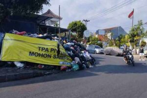 Tumpukan sampah di salah satu sudut Kota Yogyakarta (foto: dok beritajatim.com)