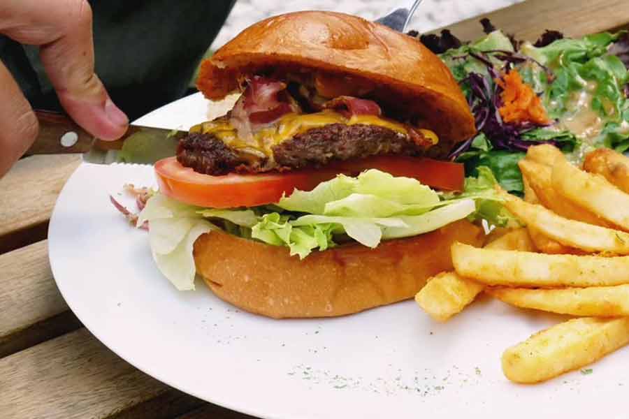 Cali Burger, salah satu menu favorit di Spread Cafe (foto: instagram @spread_cafe)