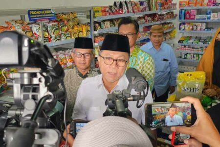Mendag Zulkifli Hasan memberikan keterangan di depan media setelah meresmikan Toko Jamaah Numan di Yogyakarta