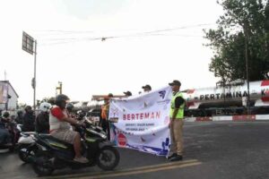 Kampanye keselamatan bagi pengguna jalan oleh PT KAI Daop 7 Madiun (foto: dok beritajatim.com)