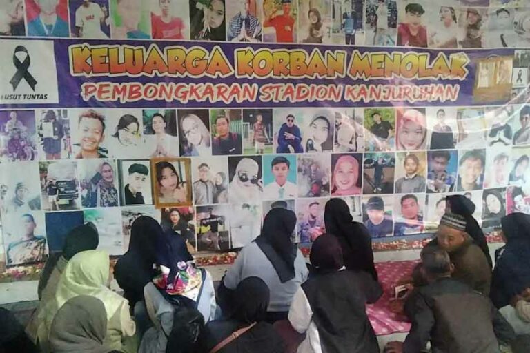 Gelar doa bersama keluarga korban Tragedi Kanjuruhan di Gate 13 Stadion Kanjuruhan, Kepanjen, Kabupaten Malang (foto: dok beritajatim.com)