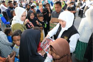 Gubernur Khofifah Salurkan Bansos di Jombang untuk Tingkatkan Daya Beli Masyarakat