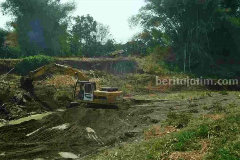Normalisasi di Kali Lamong, Kecamatan Dawarblandong, Kabupaten Mojokerto. (foto : dok beritajatim.com)