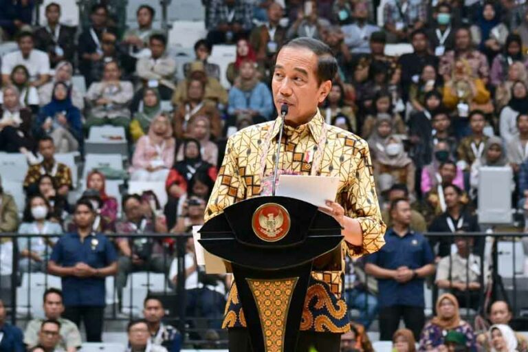 Presiden Joko Widodo saat berbicara di acara Festival LIKE Road to COP28 UAE 2023 yang digelar di Indonesia Arena, Kompleks Gelora Bung Karno, Jakarta (foto: Dok BPMI Setpres)