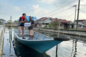 Dukung Pegiat Lingkungan, Badak LNG Sumbangkan Satu Unit Perahu