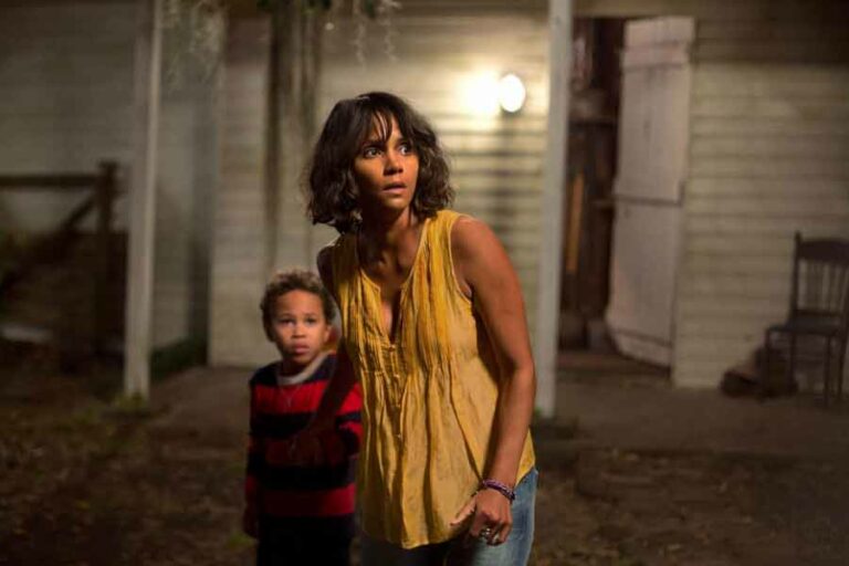 Sage Correa dan Halle Berry dalam salah satu adegan di film Kidnap (2017)