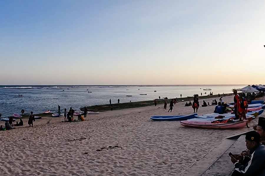 Para pengunjung menikmati Pantai Pandawa