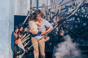 Sinopsis Film No Escape (2015), Saat Keluarga Amerika Bertahan Hidup di Tengah Kudeta Mematikan Owen Wilson dan Lake Bell, dalam salah satu adegan di film No Escape (2015)