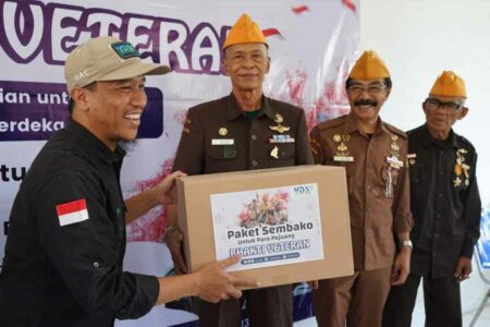 Khoirul Anam, Humas YDSF, saat menyerahkan paket-paket sembako untuk para veteran pejuang kemerdekaan RI