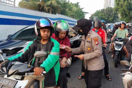 Polwan dari Polres Metro Jakarta Barat turun ke jalan melakukan pengaturan dan memberikan edukasi kepada masyarakat (foto: Dok Humas Polri)