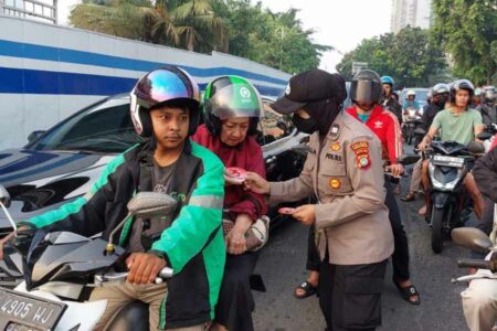 HUT Polwan, Polres Metro Jakarta Barat Berikan Edukasi pada Masyarakat di Jalan Polwan dari Polres Metro Jakarta Barat turun ke jalan melakukan pengaturan dan memberikan edukasi kepada masyarakat (foto: Dok Humas Polri)
