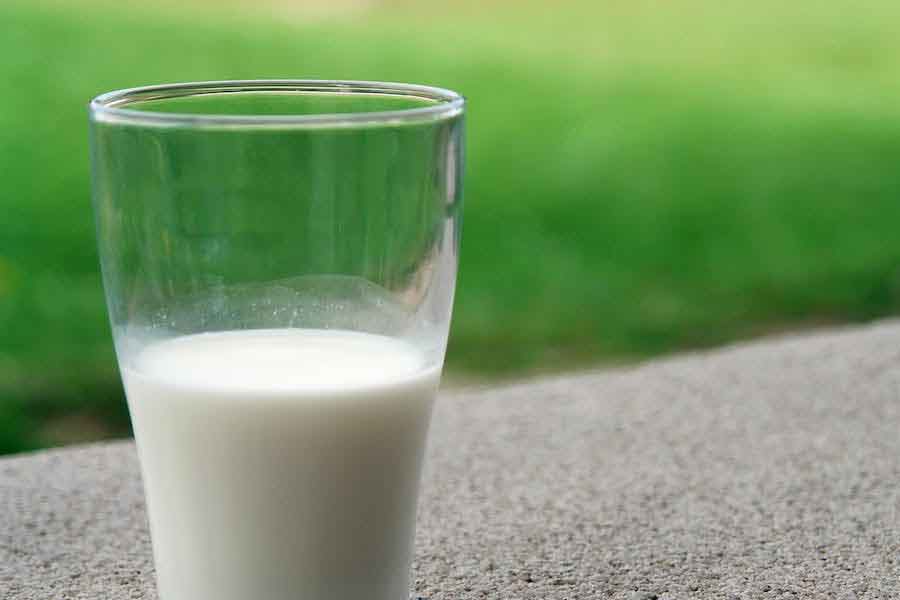 Segelas susu hangat dapat membantu meningkatkan produksi serotonin, hormon yang dapat membuat perasaan lebih bahagia dan tenang. (foto: pixabay)