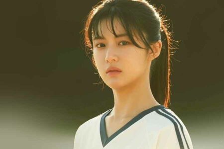 Go Youn-jung, atau Ko Yoon-Jung, dalam sebuah adegan di serial drama Moving (2023)