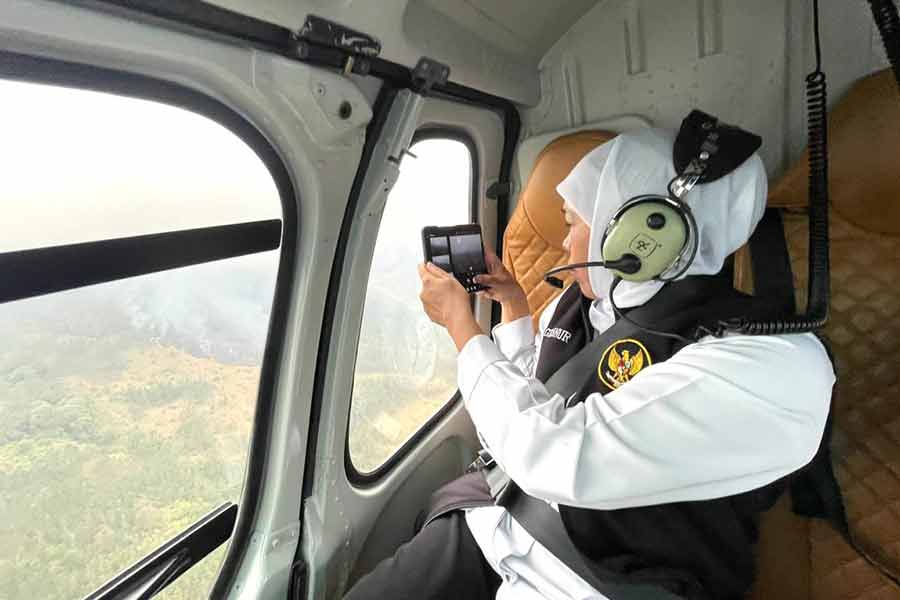 Gubernur Khofifah saat melakukan pemantauan udara kondisi terkini karhutla di Gunung Arjuno yang masuk dalam kawasan Tahura R Soeryo