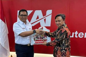 Direktur Keuangan PLN ICON Plus Teguh Widhi Harsono (kanan) dan Direktur Utama Kereta Commuter Indonesia (KCI) Asdo Artriviyanto (kiri) usai membahas Kolaborasi antara PLN ICON Plus dan KCI dalam peningkatan layanan dengan digitalisasi.
