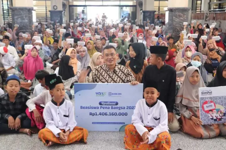 YDSF Salurkan Beasiswa Rp1,4 Miliar ke 2.284 Siswa Kurang Mampu Direktur Pelaksana YDSF Jauhari Sani (tengah) bersama anak-anak penerima manfaat program Pena Bangsa