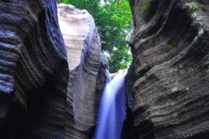 Air Terjun Luweng Sampang di Gunungkidul Yogyakarta, Green Canyonnya Indonesia Air Terjun Luweng Sampang terletak di Gedangsari, Gunungkidul (foto: Dok Dinas Pariwisata Gunungkidul)