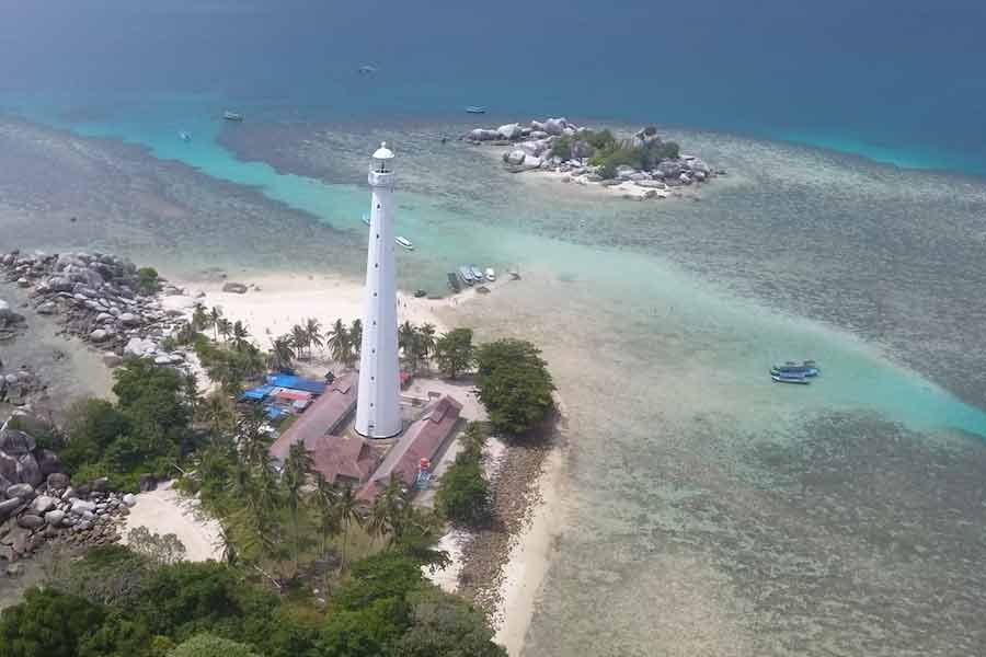 Menara pantau di Pulau Lengkuas (foto: dw1 damarnesia, unsplash)