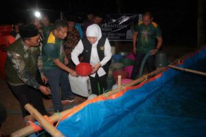Gubernur Khofifah Distribusikan 10 Ribu Liter Air Bersih untuk Atasi Kekeringan di Desa Pasrepan Pasuruan