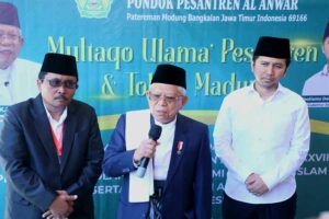 Wakil Presiden Ma'ruf Amin didampingi Wagub Emil Dardak dan Pengasuh Pondok Pesantren Al-Anwar Bangkalan, KH Muchlis Muksin.