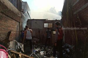 Kebakaran di Ponorogo, Seluruh Isi Rumah Hangus Kerugian Ratusan Juta Rupiah Kondisi rumah setelah kebakaran. (foto: dok beritajatim.com)