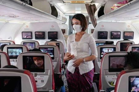Awak Batik air sedang melayani penumpang pesawat (foto: Dok Lion Air Group)