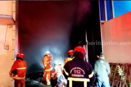 Petugas pemadam kebakaran berusaha memadamkan api di Menganti Gresik (foto: dok beritajatim.com)