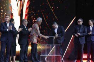 Ganjar Pranowo saat menerima penghargaan sebagai news maker terbaik nasional dalam ajang Indonesia Award 2023, Kamis (31/8/2023) malam.