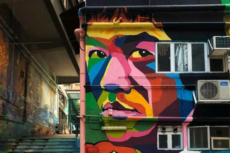 Popularitas Bruce Lee membuka persepsi baru di industri film dunia. Kenyataan ini yang membuat warga Tiongkok, terlebih Hong Kong, selalu bangga pada sanga legenda. Gambar ini ada di sebuah bangunan di Sai Ying Pun, Hong Kong (foto: Pop & Zebra, unsplash)
