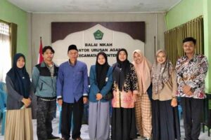Tim PKM Universitas Airlangga saat mengambil data di KUA Kecamatan Genteng Kabupaten Banyuwangi (foto: istimewa)
