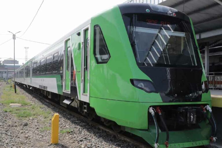 Makin Diminati, Whoosh Angkut 7000 Penumpang per Hari Kereta Cepat Whoosh mulai beroperasi secara komersial
