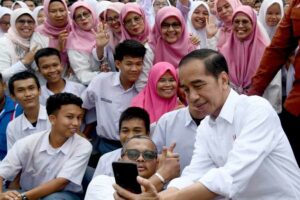 Isu Jokowi Minta Jabatan Presiden Tiga Periode, Stafsus Mensesneg: Diragukan Keabsahannya! Presiden Jokowi saat berkunjung ke Sumatra Barat, meninjau proses pembelajaran di SMK Negeri 5 Padang, Kota Padang. (foto: Facebook @Jokowi)