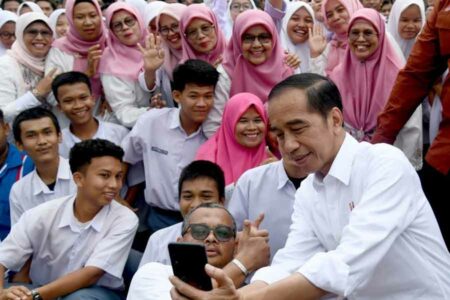 Presiden Jokowi saat berkunjung ke Sumatra Barat, meninjau proses pembelajaran di SMK Negeri 5 Padang, Kota Padang. (foto: Facebook @Jokowi)