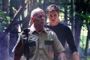 Bruce Willis dan Hayden Christensen dalam First Kill (2017)