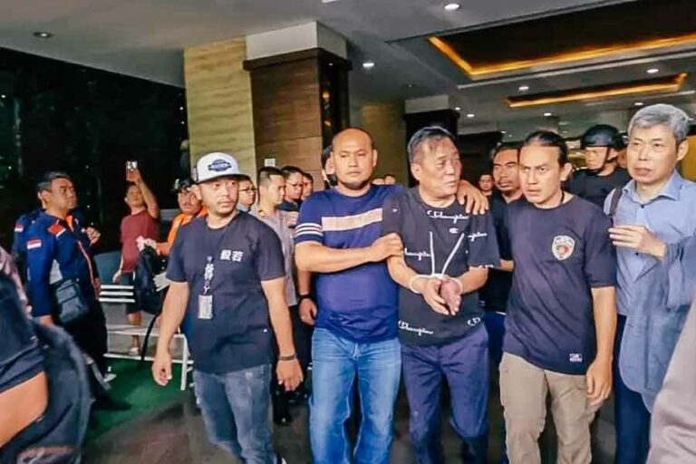 Petugas Polda Metro Jaya saat mengamankan WNA asal Korea Selatan yang diduga terlibat dalam kematian seorang petugas Imigrasi (foto: Dok Humas Polri)