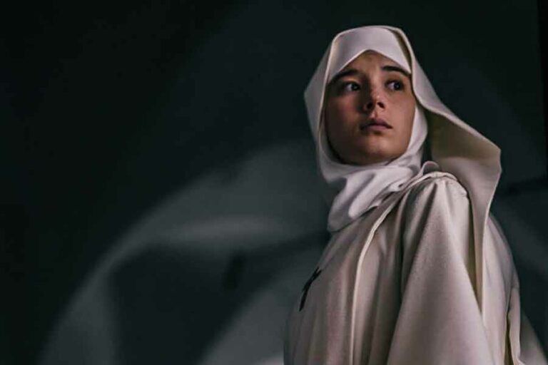 Aria Bedmar dalam sebuah adegan dalam film Sister Death (2023)