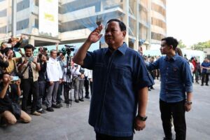 Pasangan Prabowo Subianto-Gibran Rakabuming Raka saat akan menjalani tes kesehatan di RSPAD Gatot Soebroto, Jakarta, Kamis (26/10/2023).