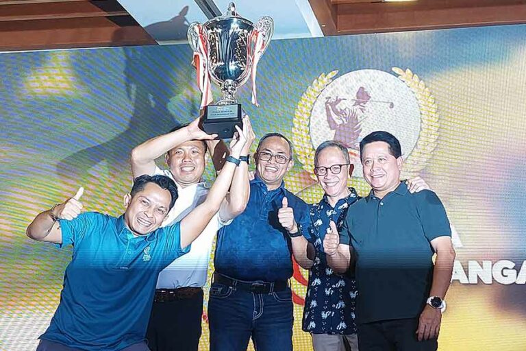 Ketua Dewan Komisioner OJK Mahendra Siregar, dua dari kanan, didampingi Ketua Steering Commitee JKC2023 Hery Gunardi yang juga Dirut BSI menyerahkan Piala Bergilir Jasa Keuangan Cup dalam program JKC 2023 yang dilaksanakan di Jakarta Royale Golf Club