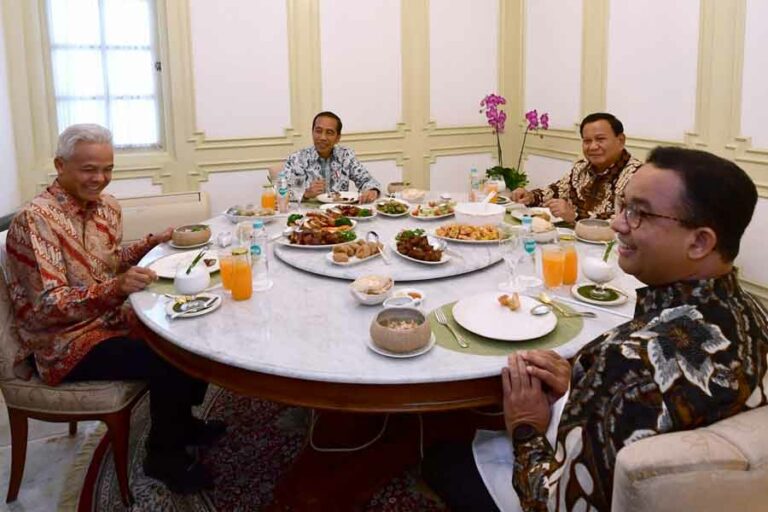Presiden Joko Widodo saat menikmati makan siang bersama para calon presiden, Ganjar Pranowo, Anies Baswedan, dan Prabowo Subianto, di Istana Merdeka, Jakarta (foto: Dok BPMI Setpres)