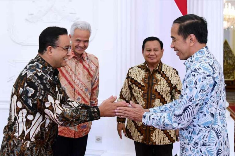 Anies Baswedan menjabat tangan Presiden Jokowi di Istana Merdeka, Jakarta. Pertemuan ini juga dihadiri Prabowo Subianto dan pak Ganjar Pranowo (foto: facebook @aniesbaswedan)
