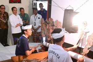 Presiden Jokowi saat melihat dari dekat proses pembelajaran di SMKN 3 Sukawati, Kabupaten Gianyar, Provinsi Bali (foto: Dok BPMI Setpres)